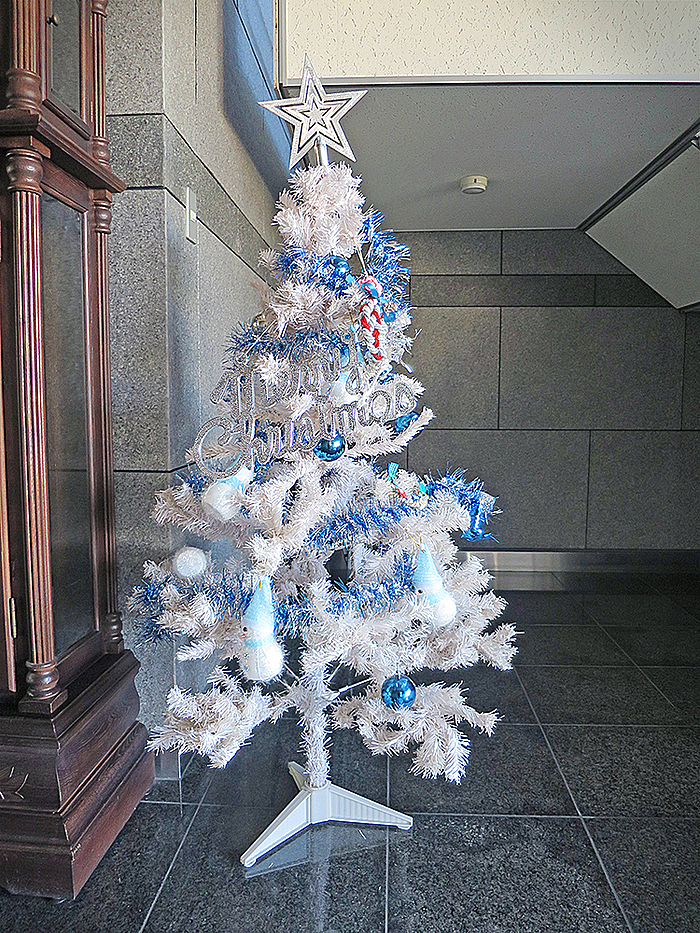 白青基調のクリスマスツリー