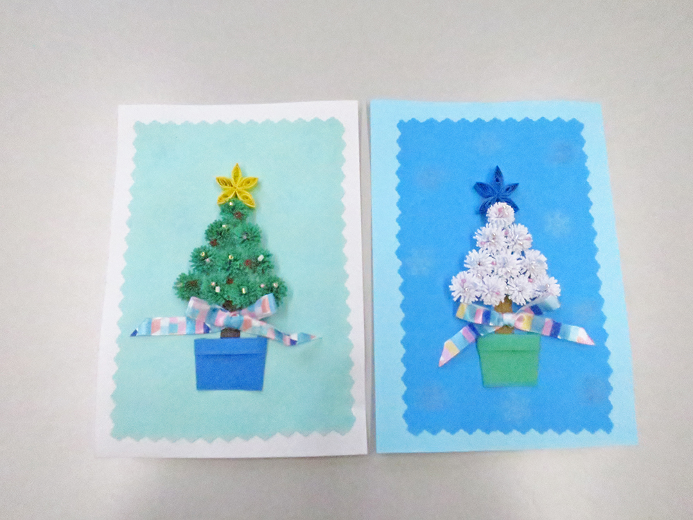 クイリング例：クリスマスツリー、片方は緑、もう片方は白（雪かぶり）