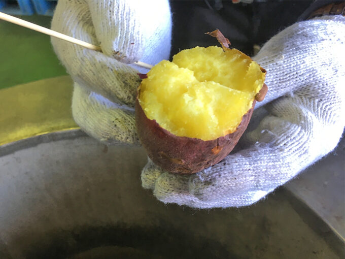 焼きたての焼き芋の黄色い断面
