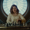 チェスの駒を動かす女性