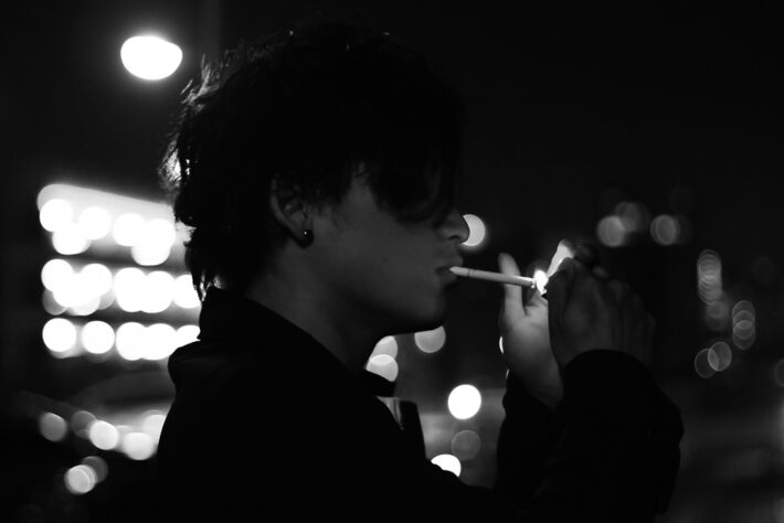 煙草を吸っている男性（画像はイメージです）