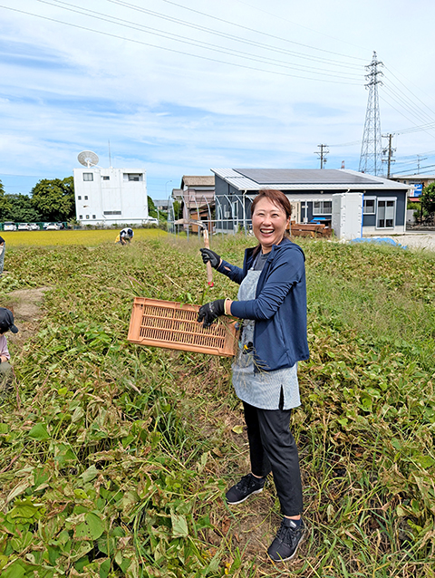 就労継続支援B型フレーベル_さつまいも畑で作業するスタッフ