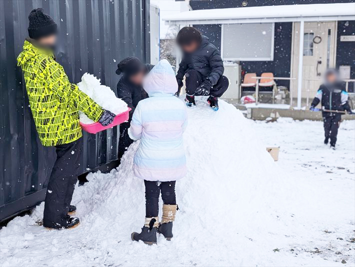 就労継続支援B型フレーベルにて雪遊びする様子