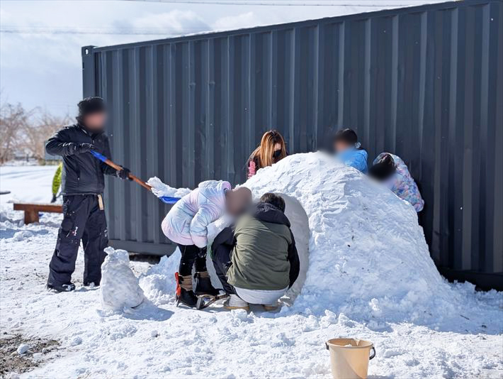 就労継続支援B型フレーベルにて雪遊びする様子