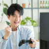 ゲームに熱中する若い男性