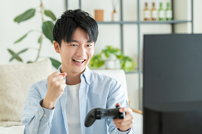 ゲームに熱中する若い男性