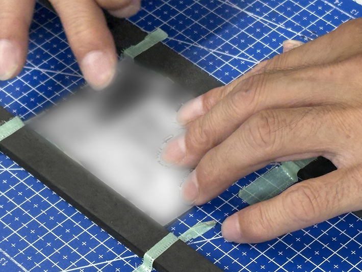 作業補助治具を使用し、ゆがみを防ぐ
