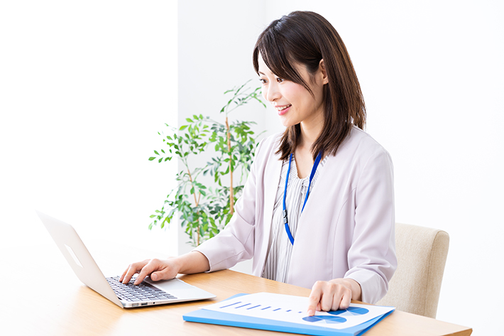 障害者雇用創造センター＿データ入力をしている女性