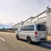 取引先へ納品に向かう車のイメージ