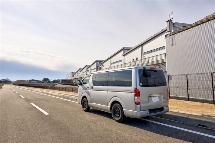 取引先へ納品に向かう車のイメージ