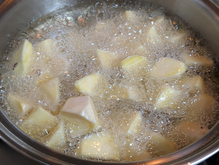 フレーベル_さつまいもで大学芋作り