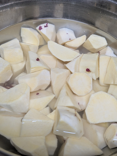 フレーベル_さつまいもで大学芋作り