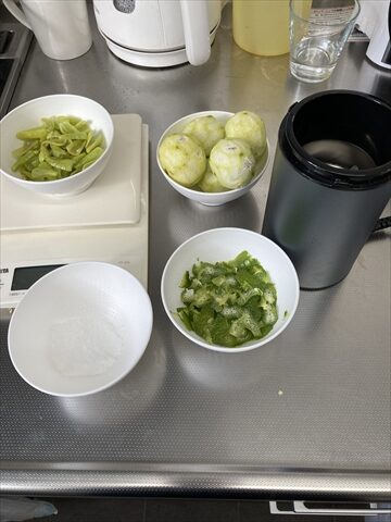 自家製青唐辛子で柚子胡椒作り