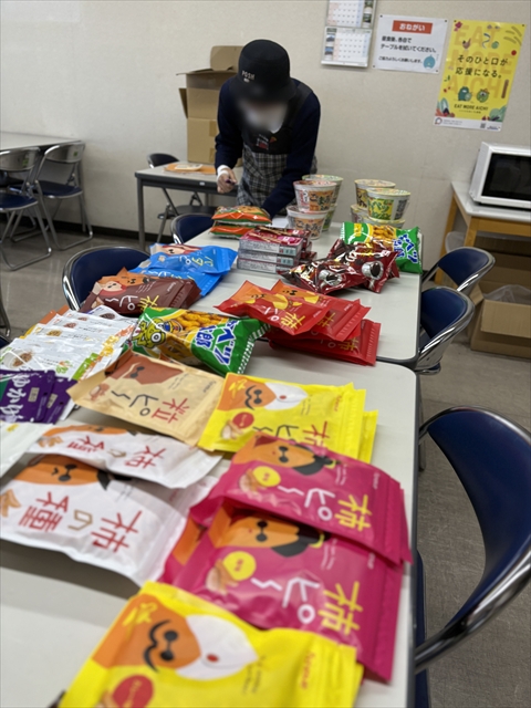 愛西事業所_無人お菓子販売所「オフィスろーたす」入荷チェックの様子