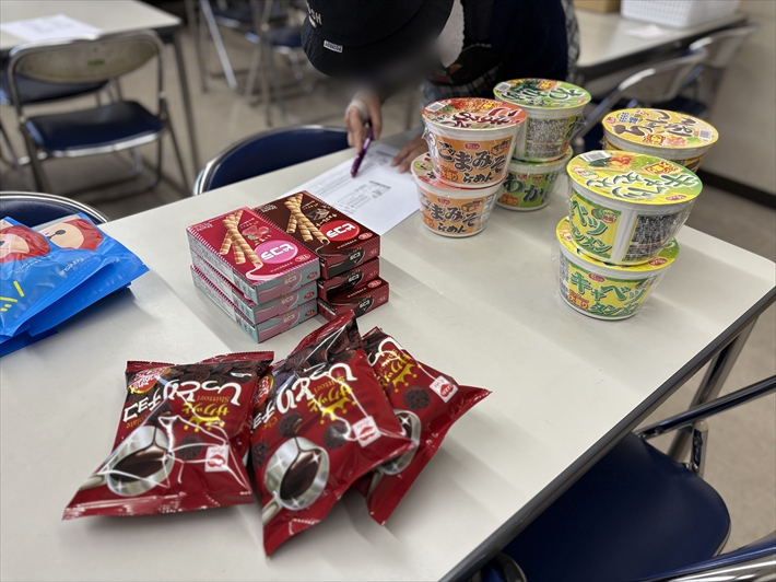 愛西事業所_無人お菓子販売所「オフィスろーたす」入荷チェックの様子