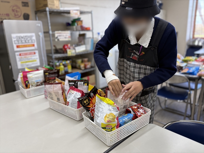 愛西事業所_無人お菓子販売所「オフィスろーたす」在庫補充の様子