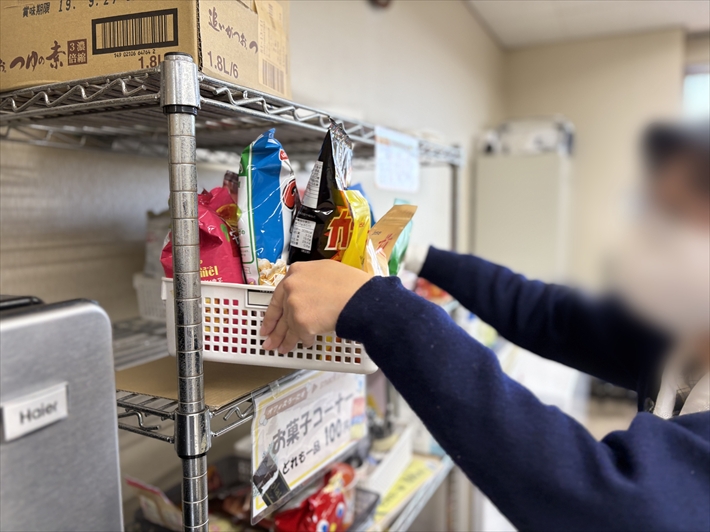 愛西事業所_無人お菓子販売所「オフィスろーたす」在庫補充の様子