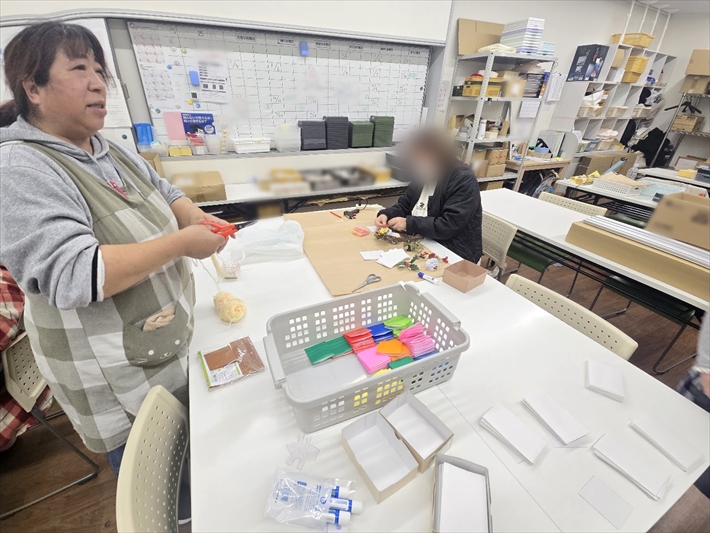 就労継続支援B型オリーブ_クリスマスリース作りの様子