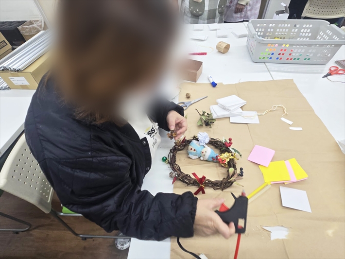 就労継続支援B型オリーブ_クリスマスリース作りの様子