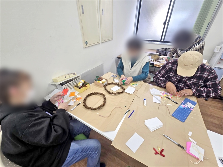 就労継続支援B型オリーブ_クリスマスリース作りの様子