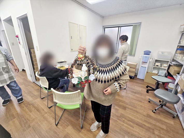就労継続支援B型オリーブ_クリスマスリース作りの様子