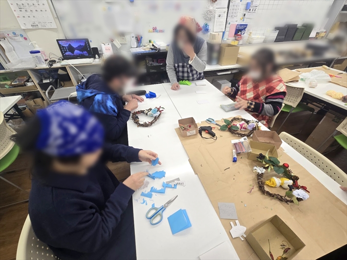 就労継続支援B型オリーブ_クリスマスリース作りの様子