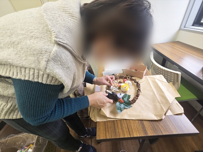 就労継続支援B型オリーブ_クリスマスリース作りの様子