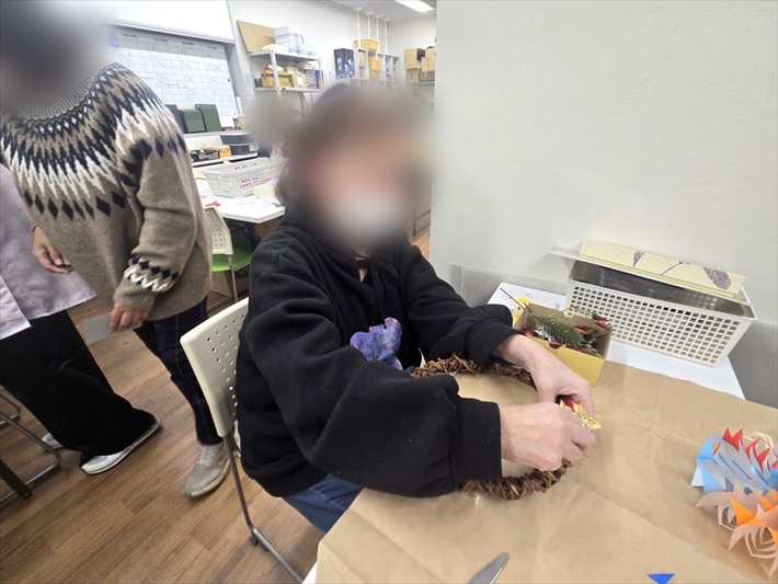 就労継続支援B型オリーブ_クリスマスリース作りの様子