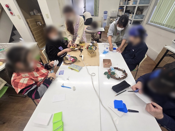 就労継続支援B型オリーブ_クリスマスリース作りの様子