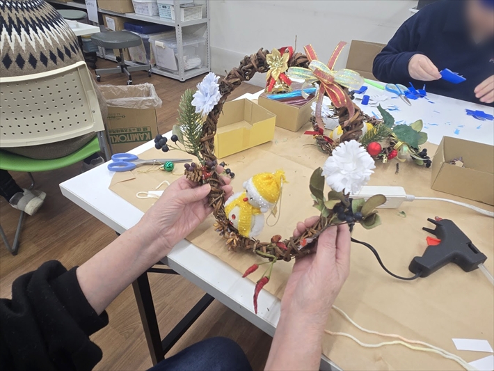 就労継続支援B型オリーブ_クリスマスリース作りの様子