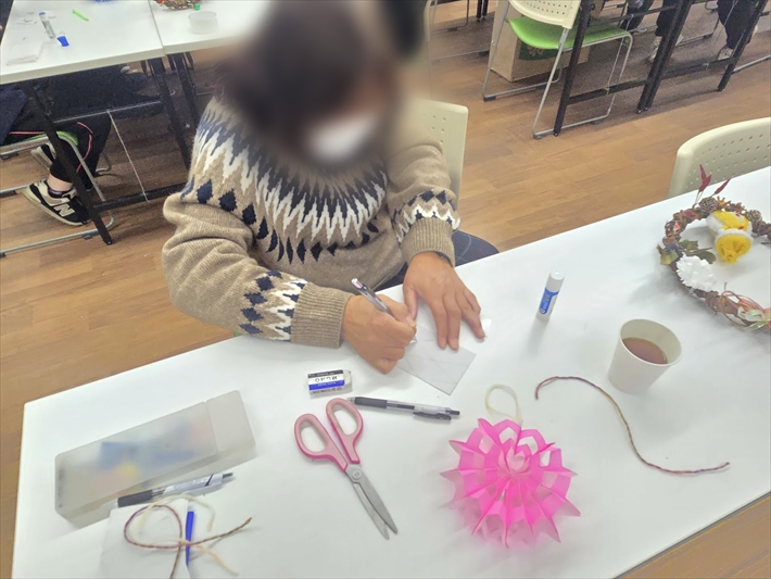 就労継続支援B型オリーブ_クリスマスリース作りの様子