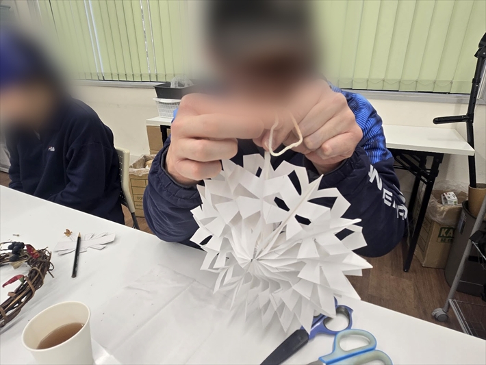 就労継続支援B型オリーブ_クリスマスリース作りの様子