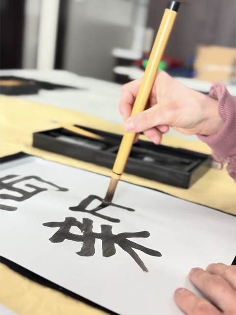 就労継続支援B型フレーベル_書き初めレクの様子