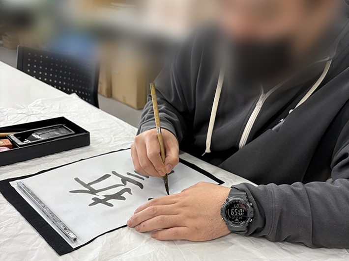 就労継続支援B型フレーベル_書き初めレクの様子