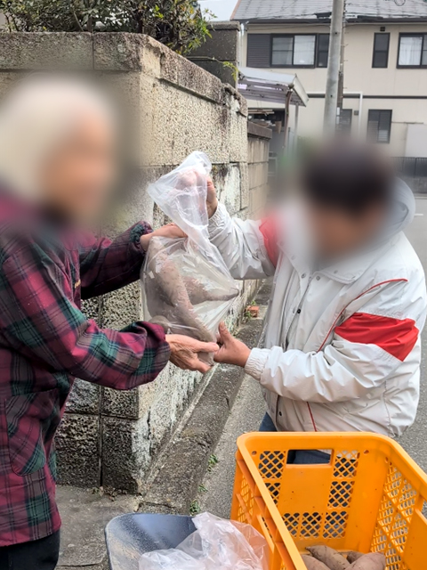 フレーベルさつまいも販売_ご近所様にさつまいもをお渡しする様子