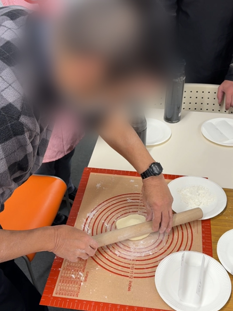 蒸し料理レク_障害者雇用創造センター_肉まん包みの様子
