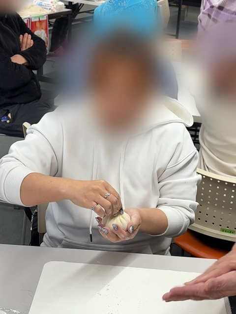 蒸し料理レク_障害者雇用創造センター_肉まん包みの様子