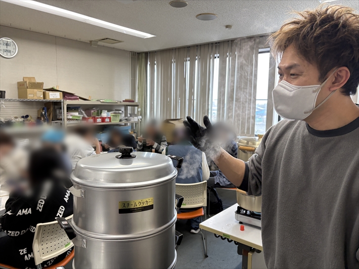 蒸し料理レク_障害者雇用創造センター_肉まん蒸し中