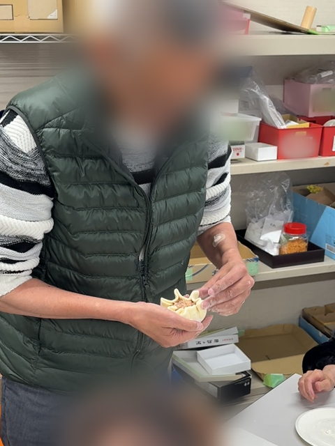 蒸し料理レク_障害者雇用創造センター_肉まん包みの様子