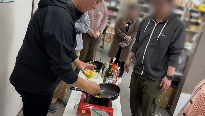 ナベ'sキッチン_障害者雇用創造センター理事長渡邉盛時による料理レクリエーション