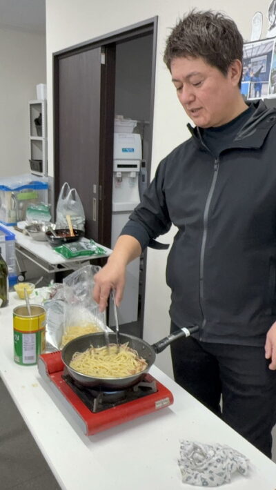 ナベ'sキッチン_障害者雇用創造センター理事長渡邉盛時による料理レクリエーション