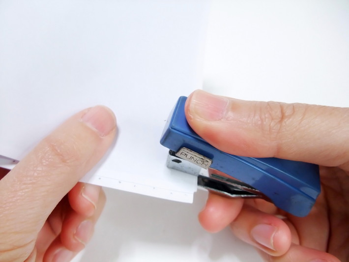 糊付け・ホッチキス止め： わずかなズレも許さない丁寧な固定_イメージ画像