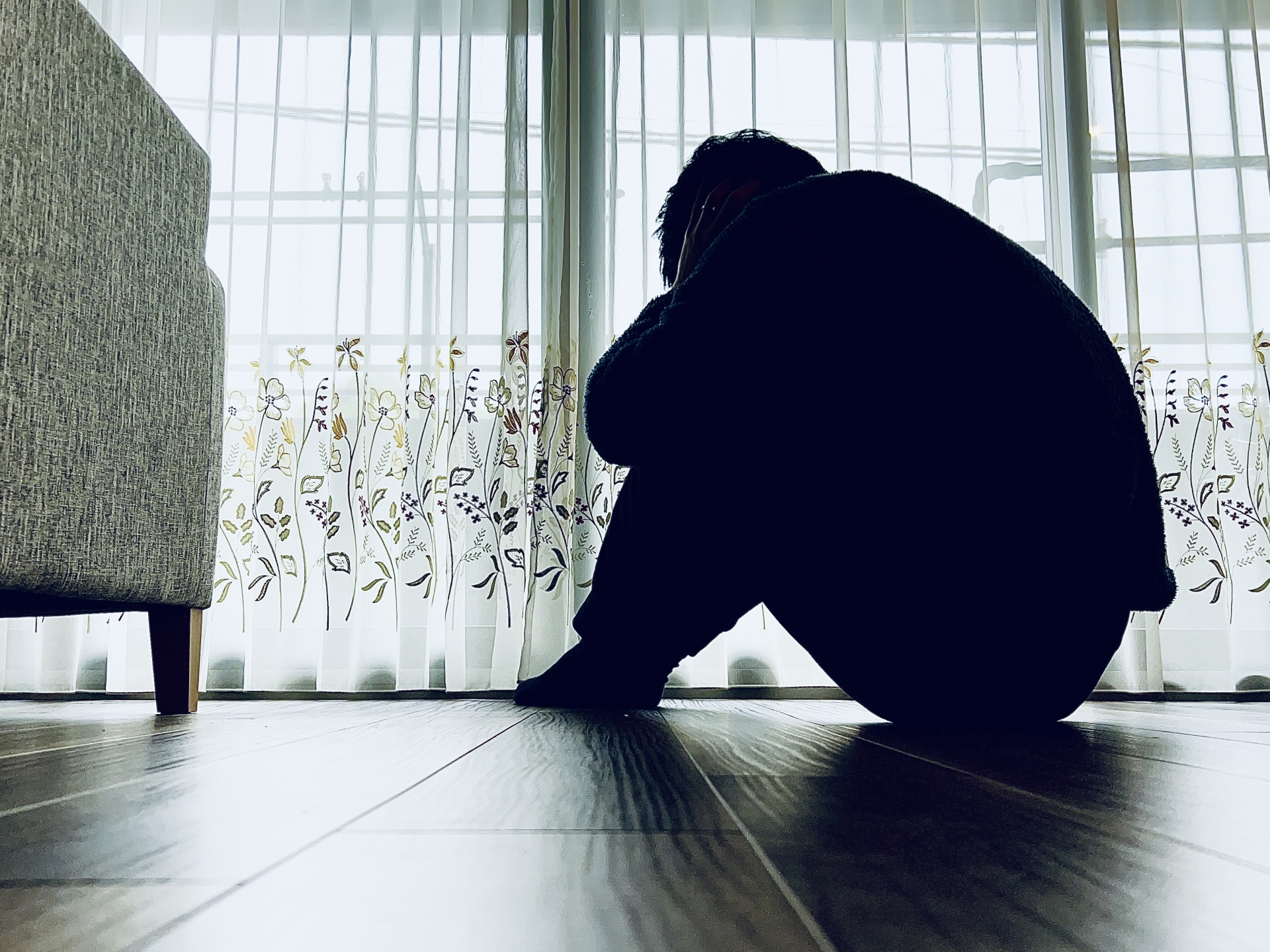 対人関係の悩みや生きづらさを抱え、自室でひきこもり状態にある方のイメージ写真