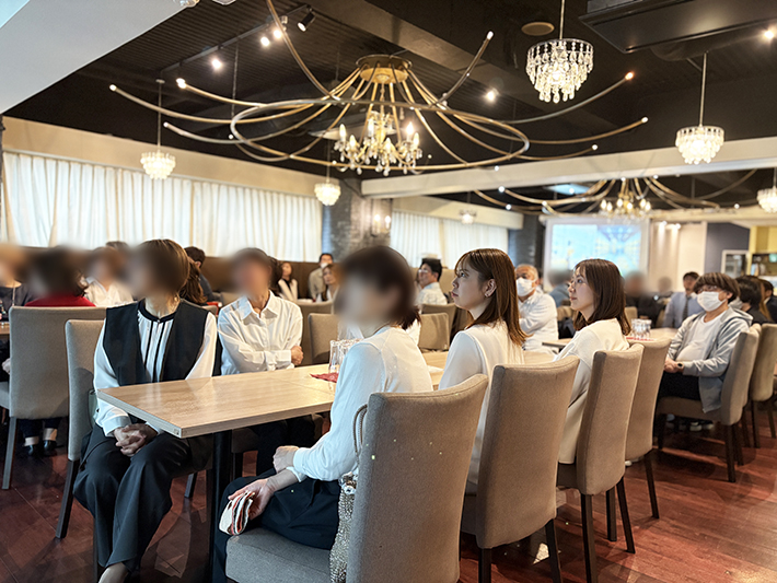 2026年度経営指針発表会を聞くスタッフたち