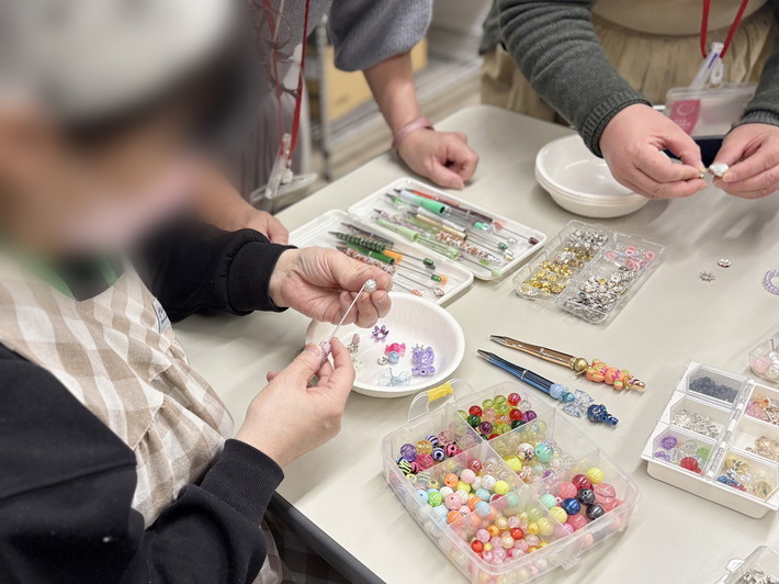 オリジナルボールペンづくりレクの様子_障害者雇用創造センター