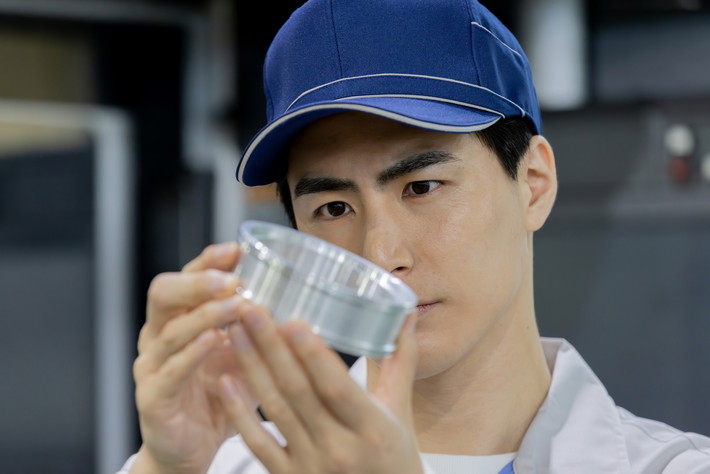 検品：傷や不備がないか、厳しい目で見守る_イメージ画像