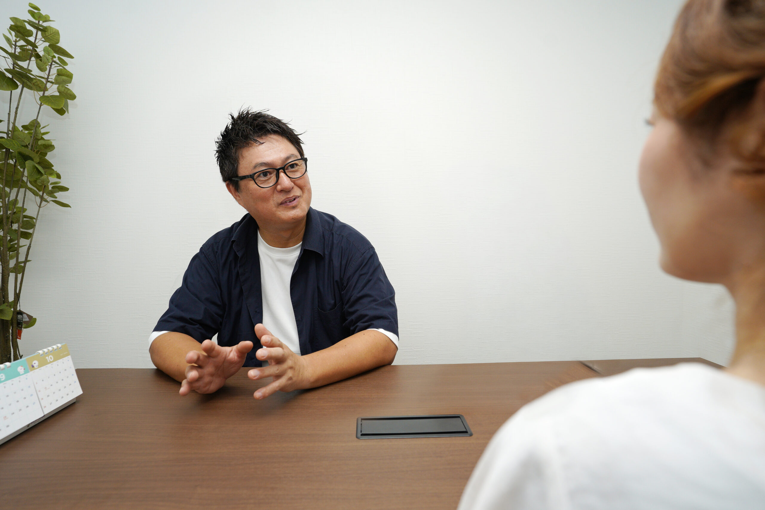 「一人で抱え込まないで」と社会資源の活用を呼びかける渡邉理事長と細野氏の取材風景