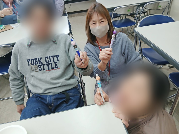 オリジナルボールペンづくりレクの様子_障害者雇用創造センター