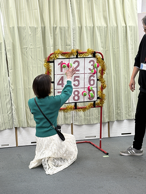 障害者雇用創造センターレクリエーション風景「投げリンピック」ストラックアウトを楽しむ様子