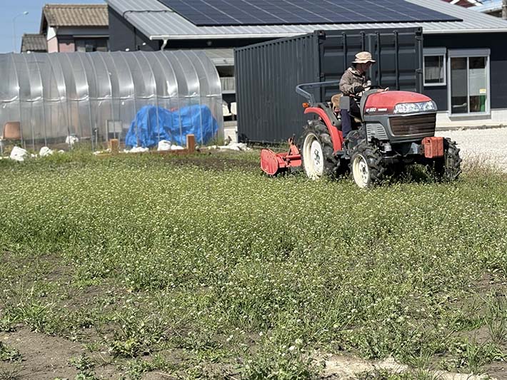 フレーベル_畑仕事トラクターで土を耕す